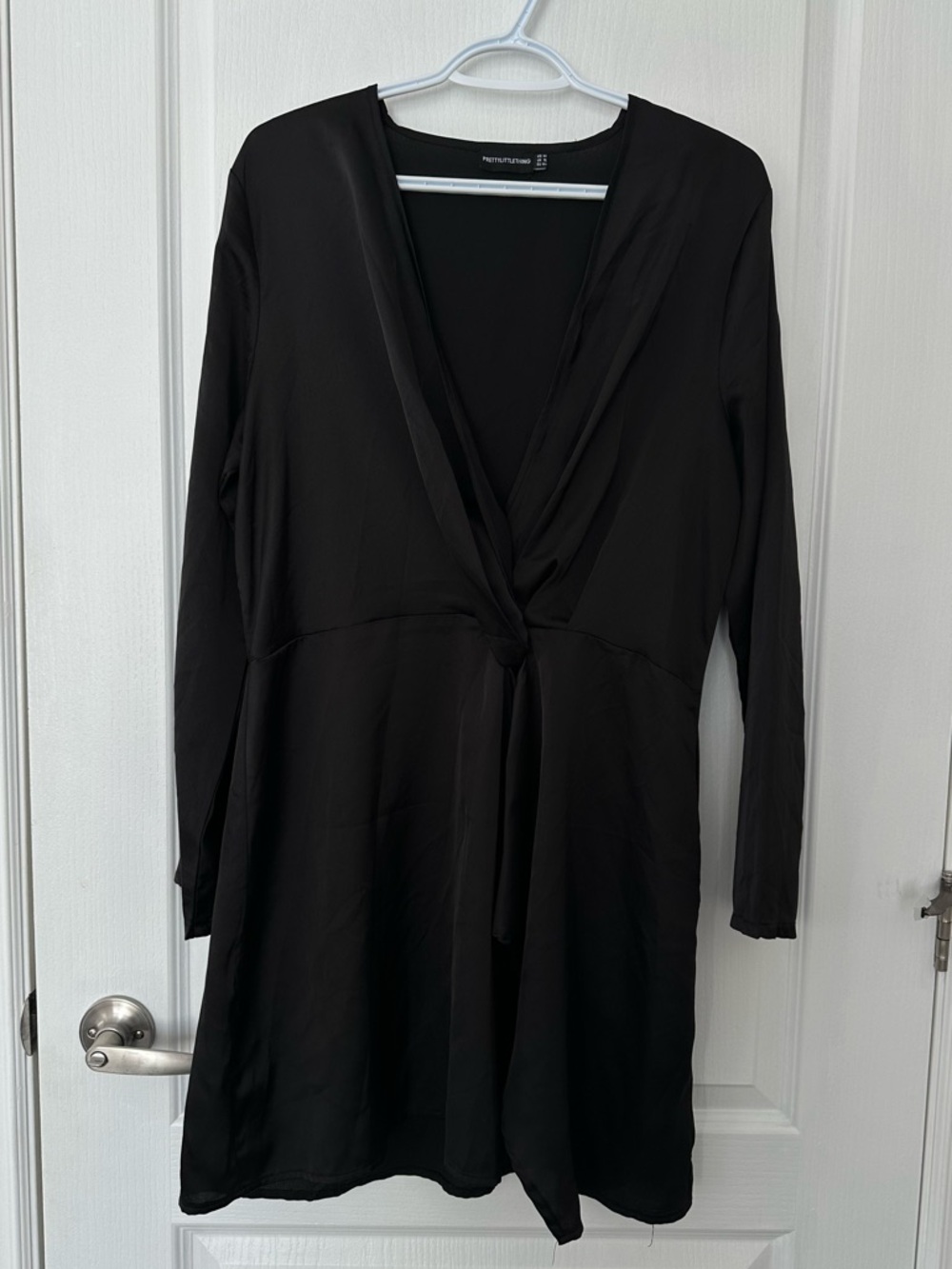🔥 2/$20 EUC Black Satin-Style Knot Front Mini Dress Long Sleeve V-Neck Flowy M